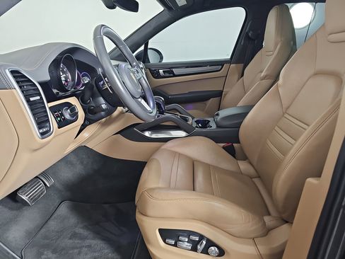 Used 2020 Porsche Cayenne Turbo image 4