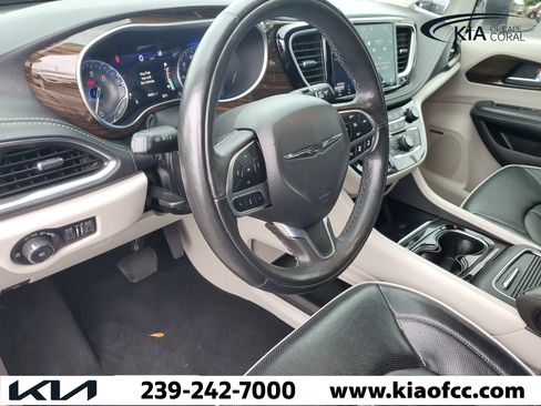Used 2022 Chrysler Pacifica Limited FWD image 29