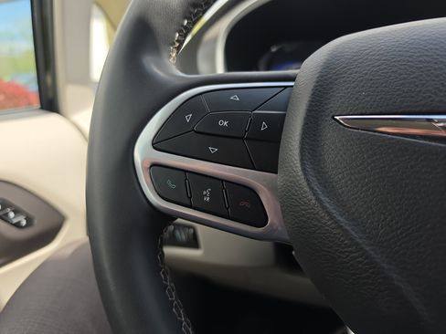 Used 2024 Chrysler Pacifica Touring-L FWD image 22