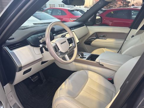Used 2025 Land Rover Range Rover SE image 4