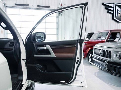 Used 2018 Toyota Land Cruiser image 16