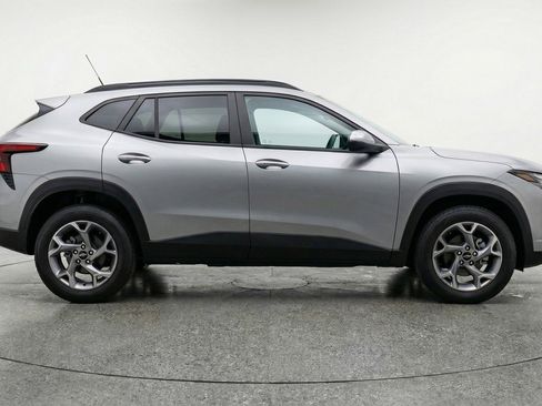 Used 2025 Chevrolet Trax LT w/ LT Convenience Package image 11