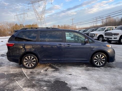 Used 2020 Toyota Sienna XLE Premium image 7