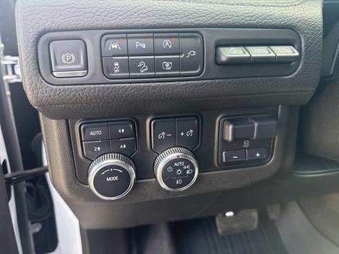 Used 2022 GMC Yukon XL Denali w/ Denali Premium Package AWD/4WD image 16