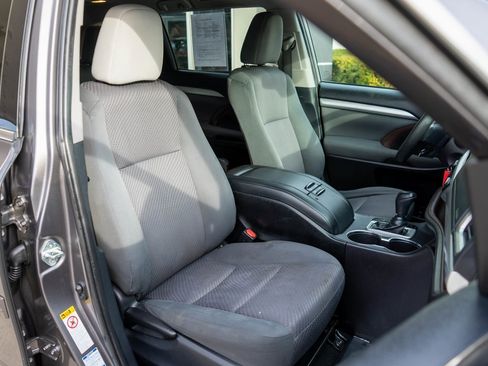 Used 2019 Toyota Highlander LE image 9