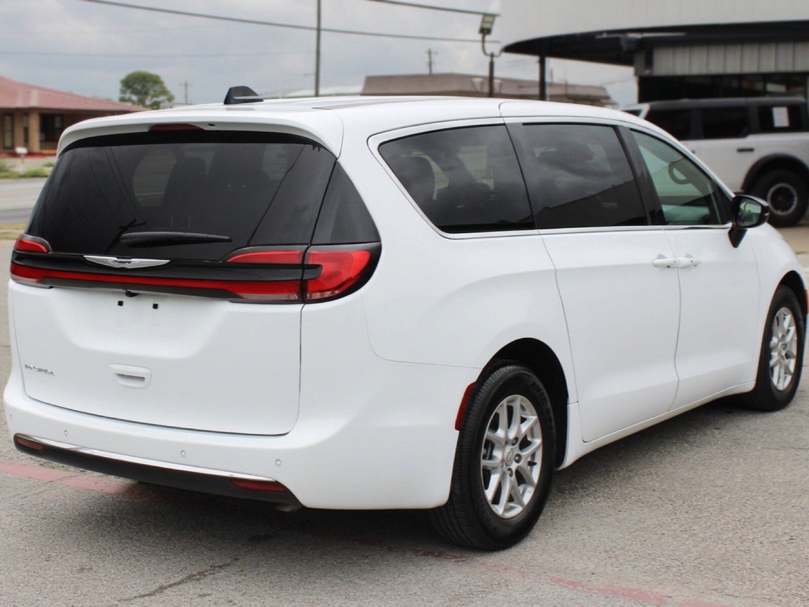 Used 2026 Chrysler Pacifica Select FWD image 3