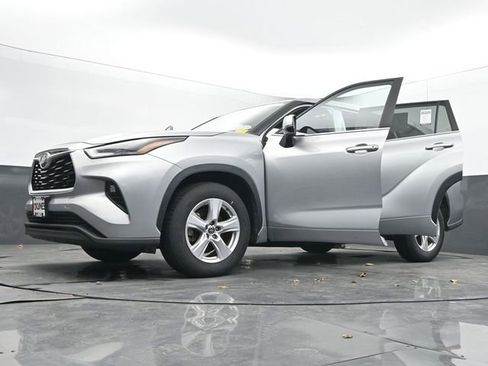 Used 2023 Toyota Highlander LE image 70