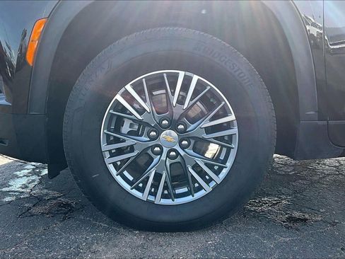 Used 2025 Chevrolet Traverse LT image 8