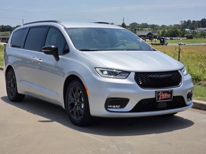 New 2026 Chrysler Pacifica Select w/ S Appearance Package