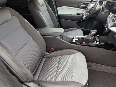 Used 2025 Chevrolet Trax LT w/ LT Convenience Package FWD image 30