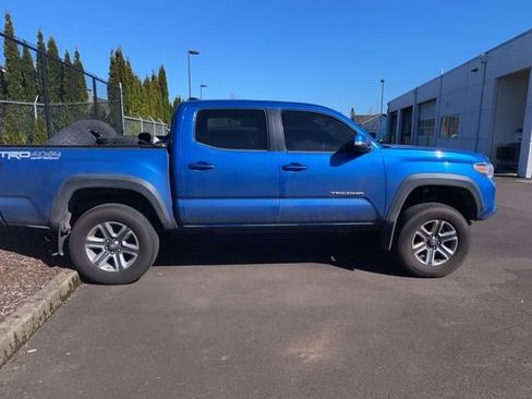 Used 2018 Toyota Tacoma TRD Off-Road w/ Technology Package image 8