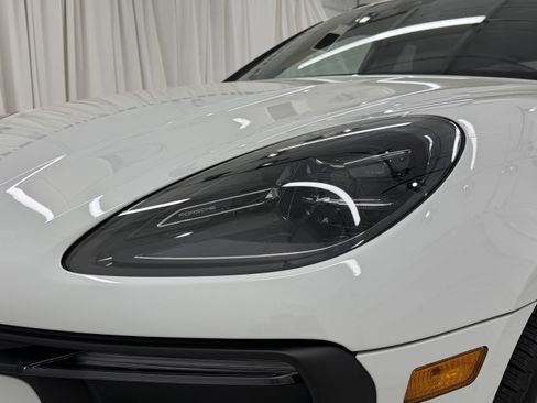 Certified 2026 Porsche Macan AWD/4WD image 17