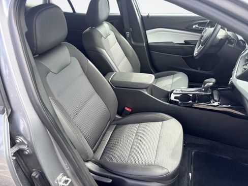 Used 2025 Chevrolet Trax LT w/ LT Convenience Package FWD image 24