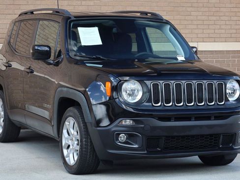 Used 2018 Jeep Renegade Latitude w/ UConnect 8.4 Nav Group FWD image 4