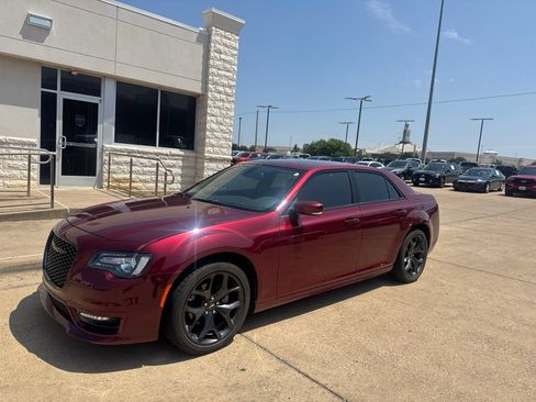Used 2023 Chrysler 300 Touring L w/ Popular Equipment Group RWD image 5
