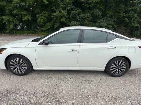 Used 2025 Nissan Altima 2.5 SV FWD image 5