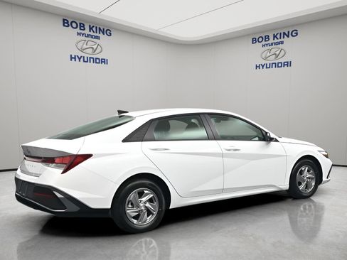New 2026 Hyundai Elantra SE FWD image 4