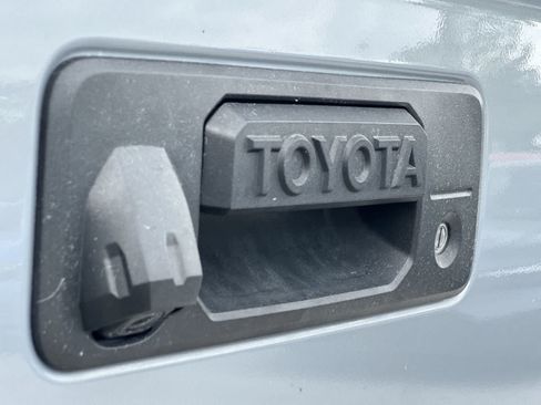 Used 2019 Toyota Tundra SR5 w/ SR5 Upgrade Package AWD/4WD image 10