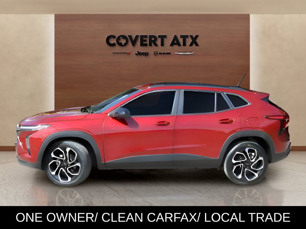 Used 2025 Chevrolet Trax RS FWD image 2