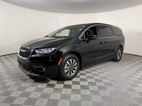 Used 2025 Chrysler Pacifica Select w/ Uconnect Theater Family Group FWD image 3