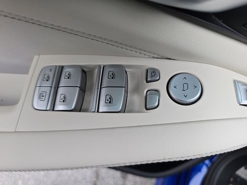 Used 2025 BMW X7 M60i image 30