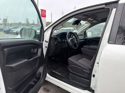 Used 2022 Nissan Titan S image 10
