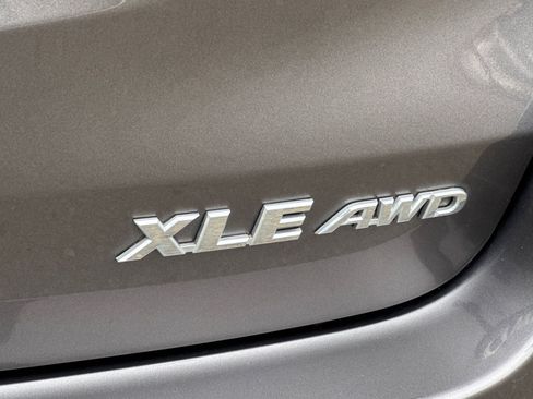 Used 2019 Toyota Highlander XLE AWD/4WD image 30