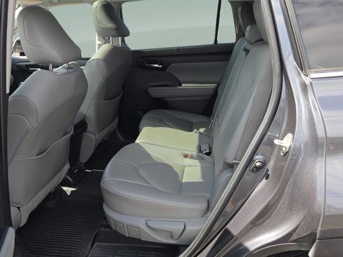 Used 2020 Toyota Highlander XLE image 11