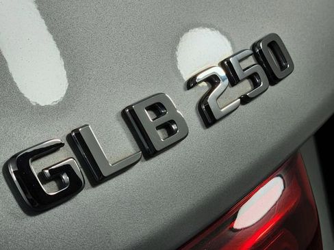 Used 2023 Mercedes-Benz GLB 250 4MATIC image 11