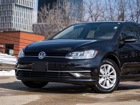 Used 2018 Volkswagen Golf S image 2