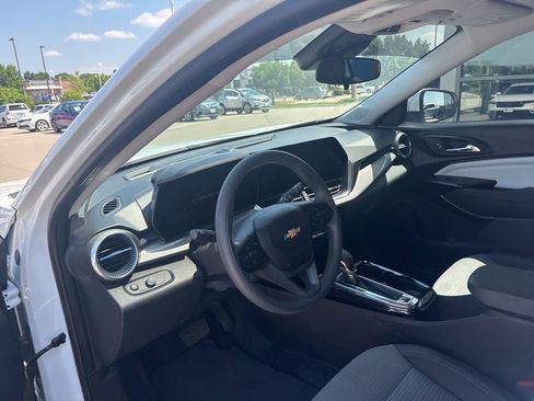 Used 2024 Chevrolet Trax LT FWD image 10