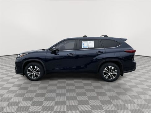 Used 2023 Toyota Highlander XLE FWD image 3