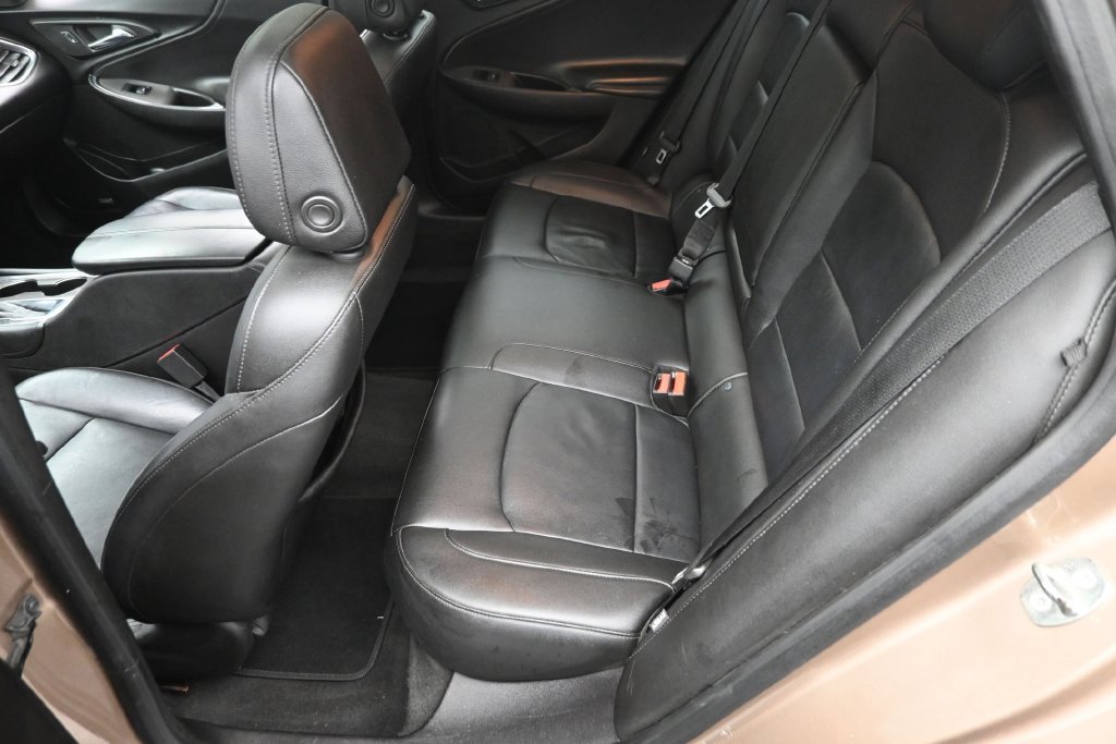 Used 2018 Chevrolet Malibu LT w/ Leather Package FWD image 12