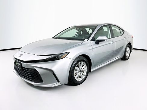 Used 2025 Toyota Camry LE image 3