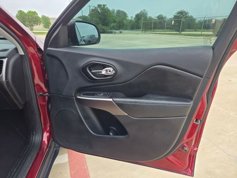 Used 2021 Jeep Cherokee Latitude FWD image 24