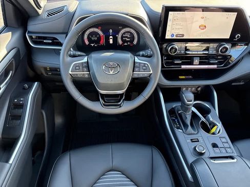 Used 2025 Toyota Highlander XSE image 4