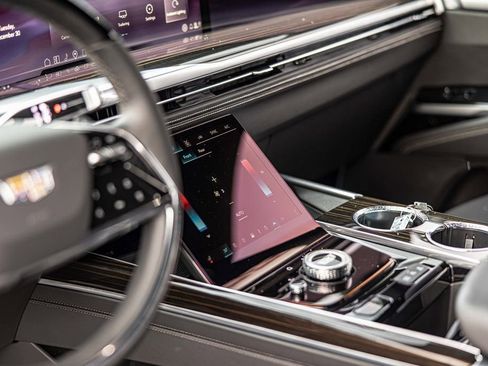 Used 2025 Cadillac Escalade Luxury image 23