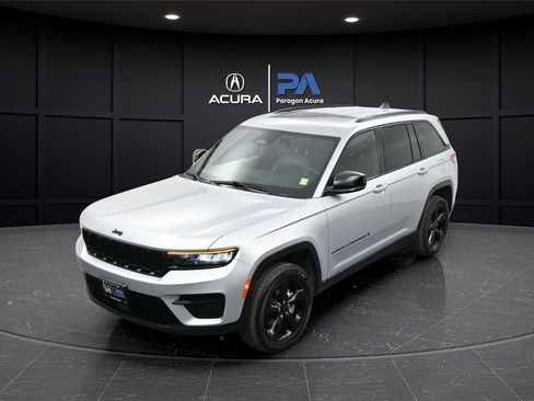 Used 2025 Jeep Grand Cherokee Altitude AWD/4WD image 37