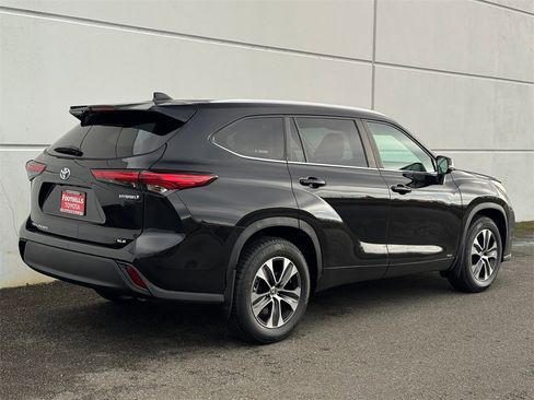 Used 2023 Toyota Highlander XLE image 7