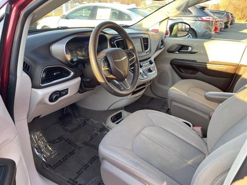 Used 2021 Chrysler Voyager LX image 7