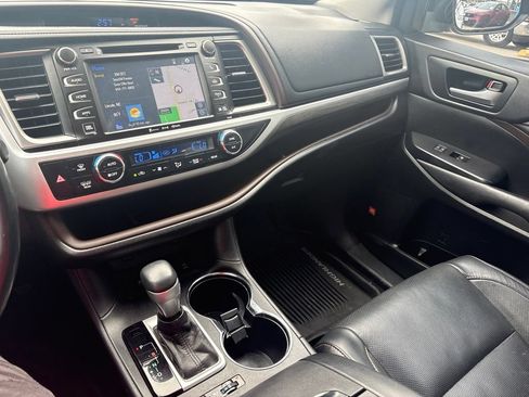 Used 2017 Toyota Highlander Limited AWD/4WD image 25