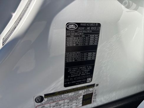 Used 2025 Land Rover Discovery Dynamic SE AWD/4WD image 23