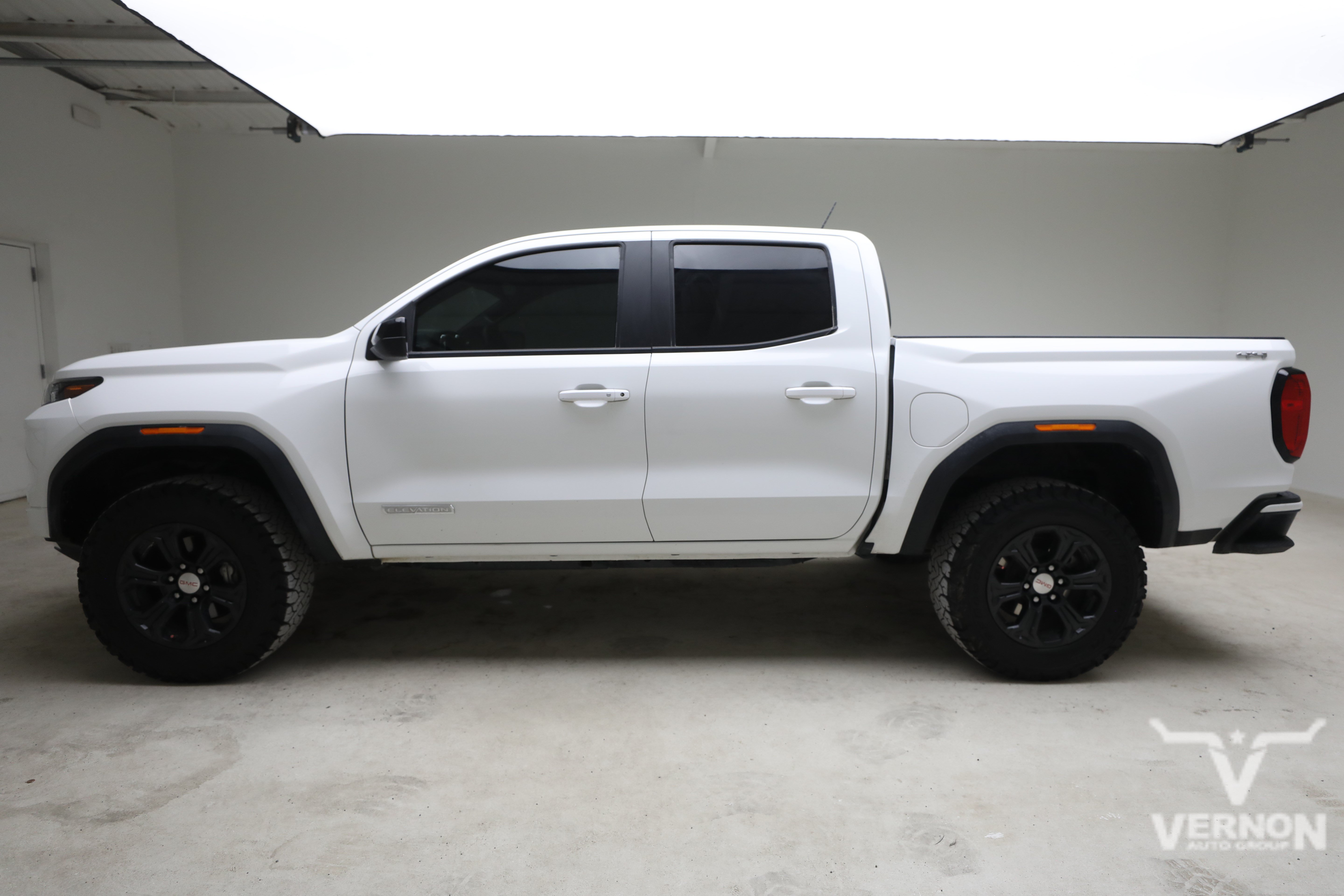 Used 2024 GMC Canyon Elevation w/ Elevation Premium Package AWD/4WD image 2