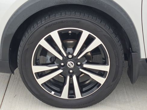 Used 2018 Nissan Kicks SR image 11