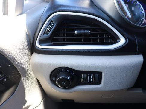 Used 2023 Chrysler Pacifica Touring-L FWD image 24