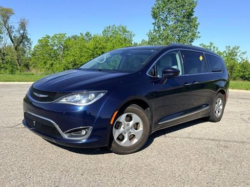 Used 2017 Chrysler Pacifica Touring-L Plus FWD image 1