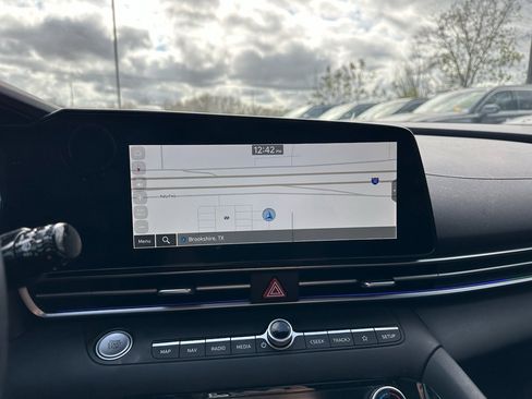 Used 2024 Hyundai Elantra Limited image 15