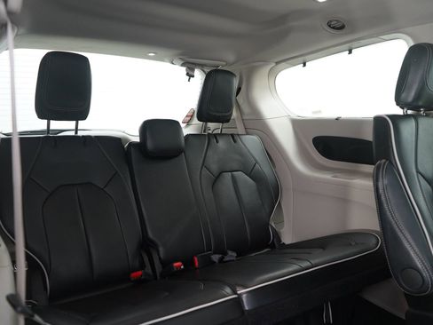 Used 2024 Chrysler Pacifica Limited image 12