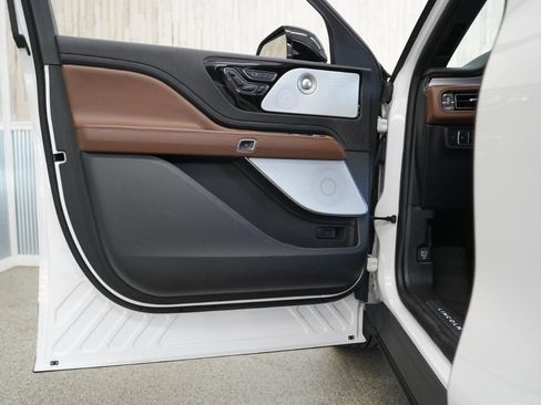 Used 2023 Lincoln Aviator Reserve w/ Equipment Group 201A image 28