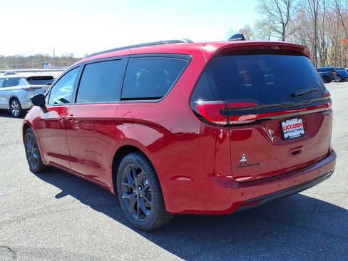 New 2026 Chrysler Pacifica Select image 4